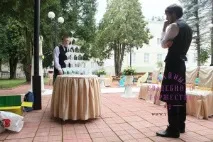 Гірка шампанського на весілля, піраміда з фужерів шампанського