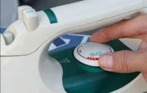 Як прибрати блиск від праски на одязі методи виведення блискучих плям або жовтих слідів після прасування праски