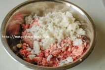 Як приготувати тефтелі з фаршу з рисом з підливою на сковороді. підливою
