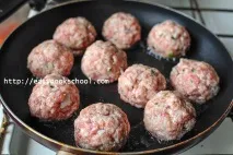 Як приготувати тефтелі з фаршу з рисом з підливою на сковороді. сковороді