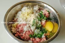 Як приготувати тефтелі з фаршу з рисом з підливою на сковороді. сковороді