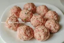 Як приготувати тефтелі з фаршу з рисом з підливою на сковороді. сковороді