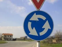 Кільце не завжди головне - ЗС залишив у силі положення ПДР про пріоритет на круговому русі - кільце