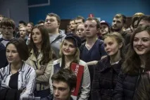 вирощує