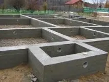 Стрічковий фундамент - варіанти його заглиблення, опалубний та безопалубний методи. стрічковий