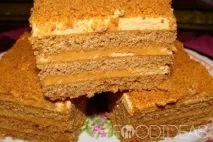 Медовик з вареним згущеним молоком. молоком