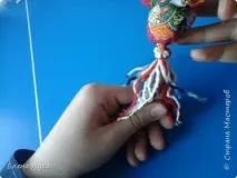 Півник з одного клаптя без голки, Країна Майстрів голки