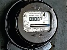 споживає