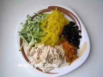 Салат з куркою та сухофруктами салат