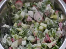 Салат з редькою та свіжим огірком салату