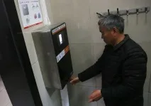 У громадських туалетах Китаю туалетний папір видають після сканування обличчя папір
