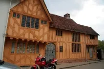 Королівство кривих будинків англійське село Лавенхем королівство