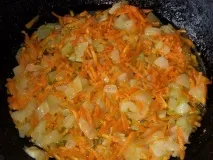Смажені часникові стрілки з цибулею та морквою. стрілки