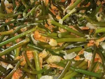 Смажені часникові стрілки з цибулею та морквою. смажені