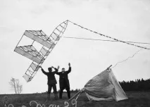 1902-1908 роки Тетраедричні повітряні змії Олександра Белла, схожі на НЛО тетраедричні