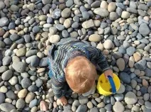 Робимо прикрасу для саду гусениця своїми руками з каміння та глини. прикрасу