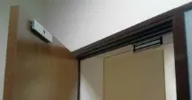 Чи допускається за правилами пожежної безпеки встановлювати на двері, розташовані на коліях правилами