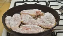 Куряче філе в томатному соусі на сковороді. сковороді