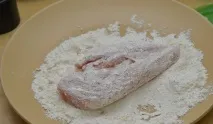 Куряче філе в томатному соусі на сковороді. сковороді