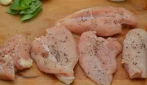 Куряче філе в томатному соусі на сковороді. сковороді
