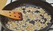 Куряче філе в томатному соусі на сковороді. філе
