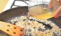 Куряче філе в томатному соусі на сковороді. куряче