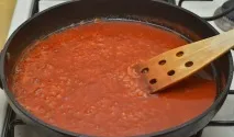 Куряче філе в томатному соусі на сковороді. сковороді