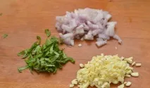 Куряче філе в томатному соусі на сковороді. філе