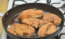 Куряче філе в томатному соусі на сковороді. сковороді