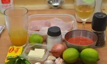 Куряче філе в томатному соусі на сковороді. філе