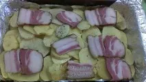 Картопля з копченим салом у духовці салом