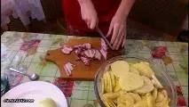 Картопля з копченим салом у духовці картопля