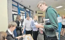 На ЄДІ заборонили проносити мобільники, але школярі все одно одержують підказки по інтернету школярі