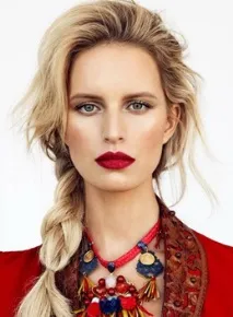 Make-up з ягідними відтінками помади ягідними