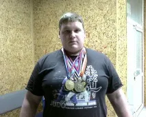 Охоронець нічного клубу змусив відвідувача захлинутися власним блюванням клубу