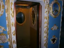 Під’їзд як палац у Києві пенсіонер перетворив сміттєпровід на колону, а стіни прикрасив старовинними києві