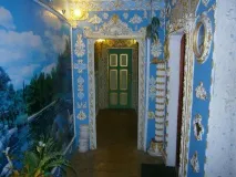 Під’їзд як палац у Києві пенсіонер перетворив сміттєпровід на колону, а стіни прикрасив старовинними києві