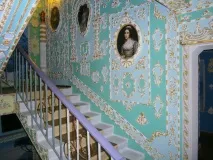 Під’їзд як палац у Києві пенсіонер перетворив сміттєпровід на колону, а стіни прикрасив старовинними перетворив