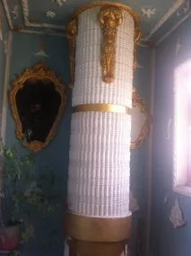 Під’їзд як палац у Києві пенсіонер перетворив сміттєпровід на колону, а стіни прикрасив старовинними пенсіонер