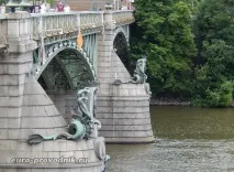 Річка Влтава у Празі та центральні празькі мости центральні