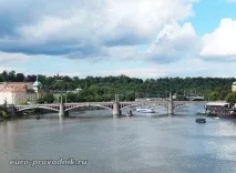 Річка Влтава у Празі та центральні празькі мости річка