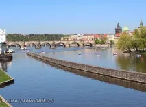 Річка Влтава у Празі та центральні празькі мости річка