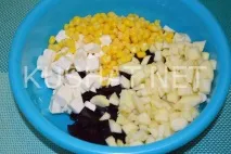 Салат з буряка з яблуком, сиром та кукурудзою салат
