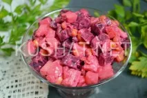 Салат з буряка з яблуком, сиром та кукурудзою буряка