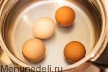 Салат із креветок з яйцем та огірком креветок