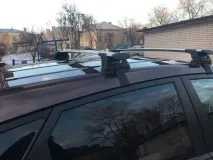 Встановив багажник на дах багажник