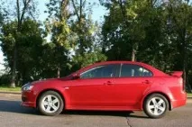 Mitsubishi Lancer "Ж" проти "М" Lancer
