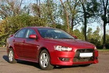 Mitsubishi Lancer "Ж" проти "М" mitsubishi