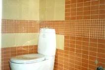 Зняли плитку зі стін у ванній поверхні