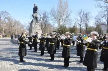 святкує